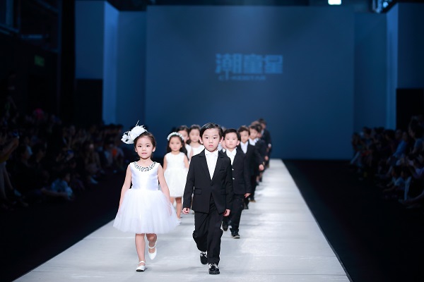 潮童星在杭州國(guó)際時(shí)裝周